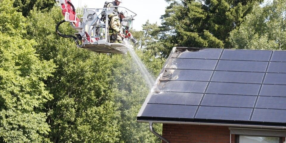 Figur 2. Brand solceller utanfö Borås. Bild: Borås Tidning 27 juni 2018. Figur 2. Brand solceller utanfö Borås. Bild: Borås Tidning 27 juni 2018.
